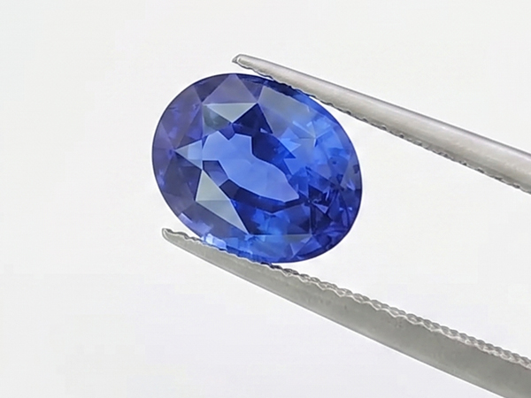 Unheated Royal Blue sapphire in oval cut 3.23 carats, Sri Lanka