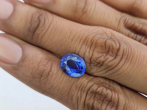 Unheated Royal Blue sapphire in oval cut 3.23 carats, Sri Lanka